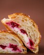 Купить Круассан груша-клюква c доставкой от Пекарни Дражина