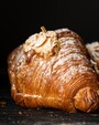 Купить Круассан апельсин-цукаты c доставкой от Пекарни Дражина